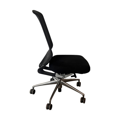 Meda kontorstol fra Vitra, svart mesh