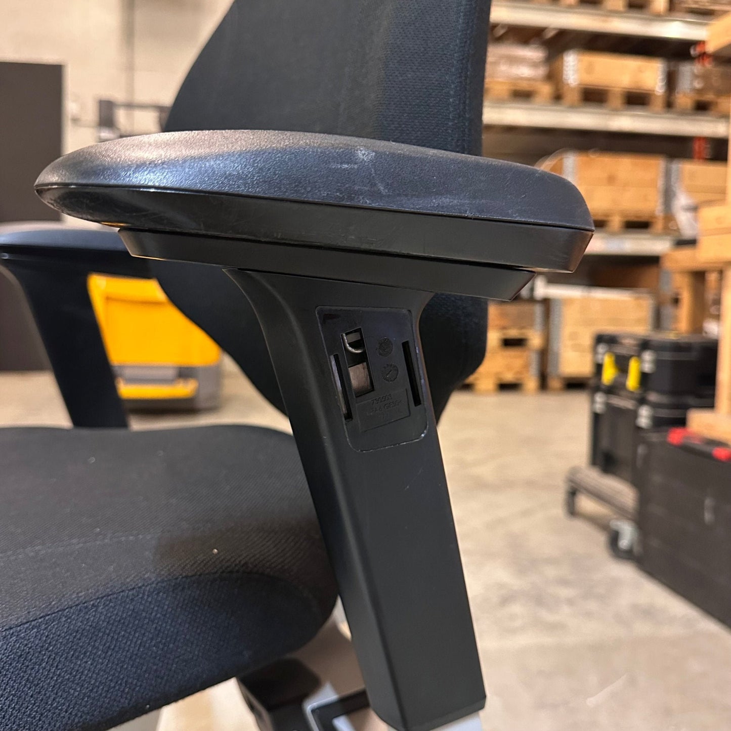 Mereo 220 kontorstol fra RH Logic, sort