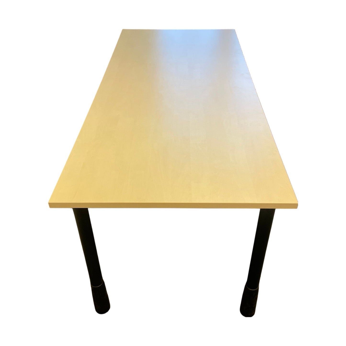 Trefarget skrivebord m/ sorte ben, 180cm