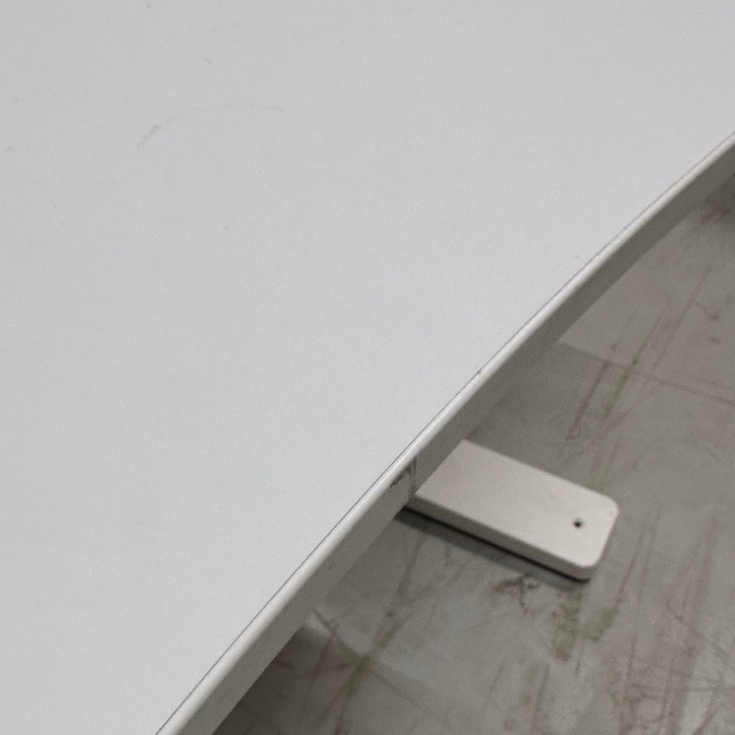 Elektrisk hev/senk skrivebord fra Kinnarps, hvit, 180x80 cm