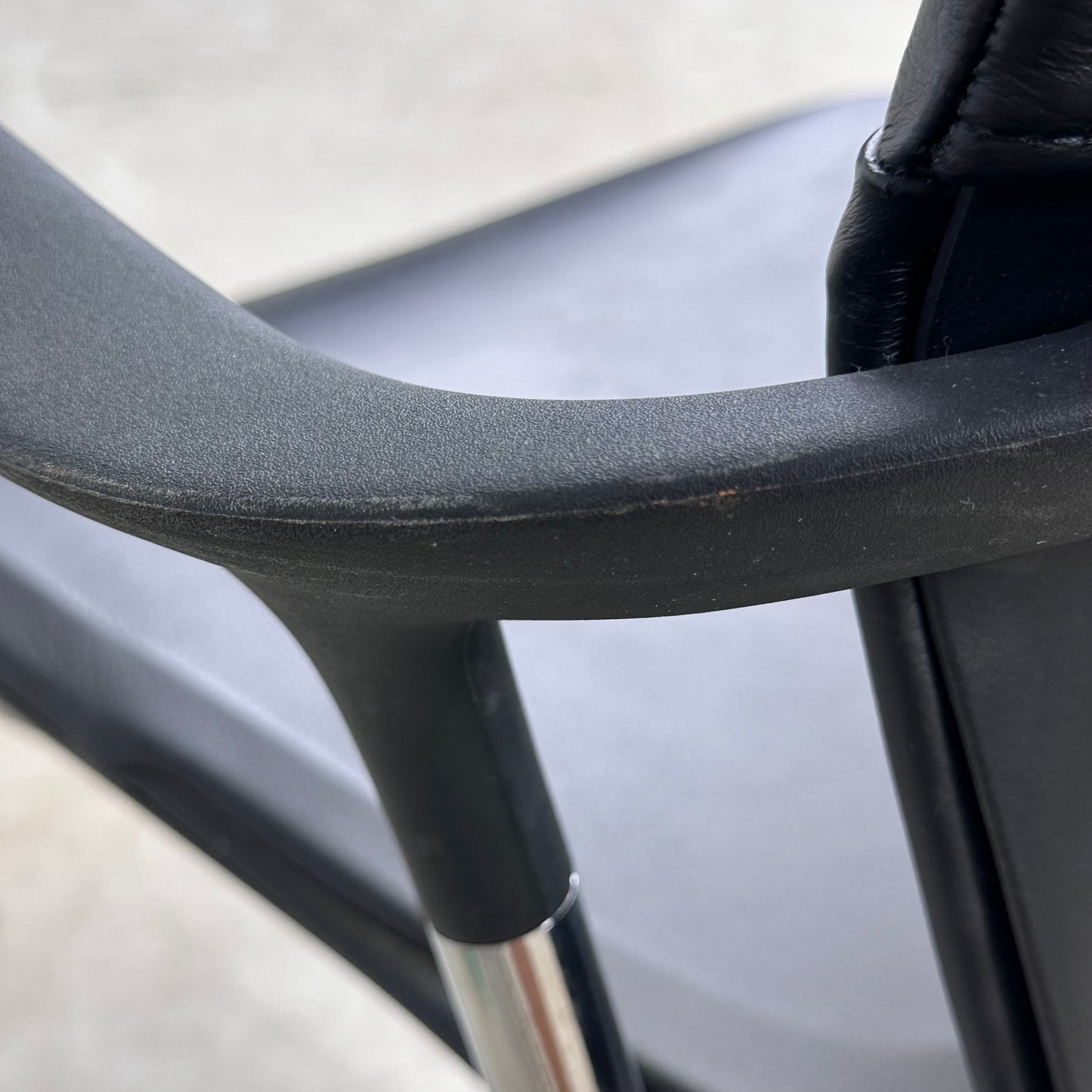 Keyn møteromsstol fra Herman Miller, sort skinn