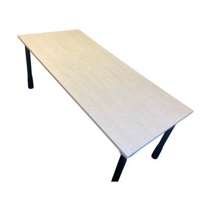 Trefarget skrivebord m/ sorte ben, 180cm