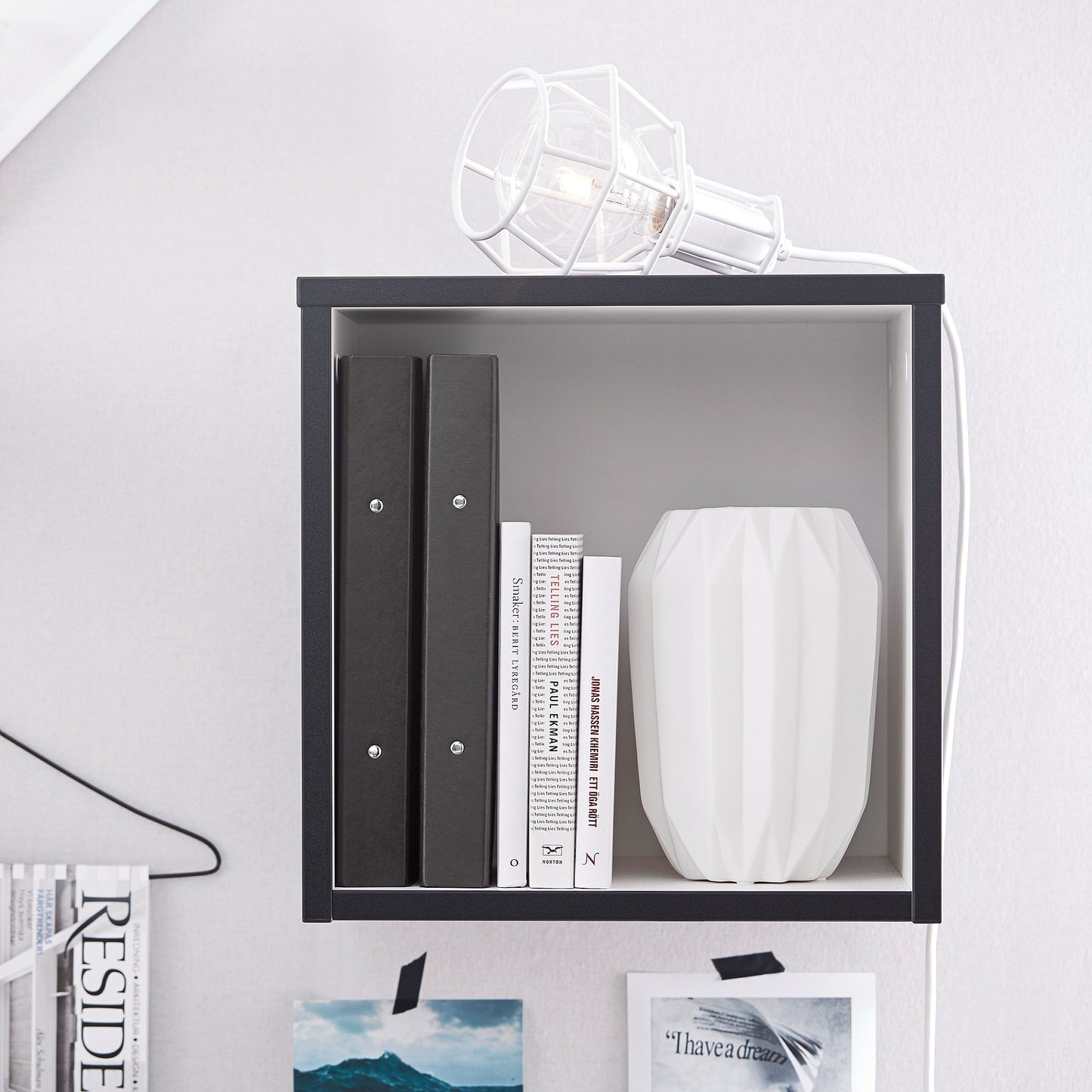 Vegghylle NOMAD, hvit/svart