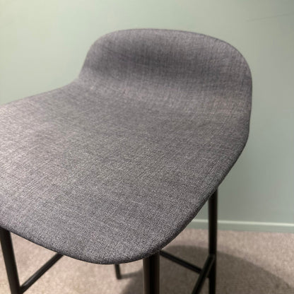Normann Copenhagen barstol i grå, 80 cm høy