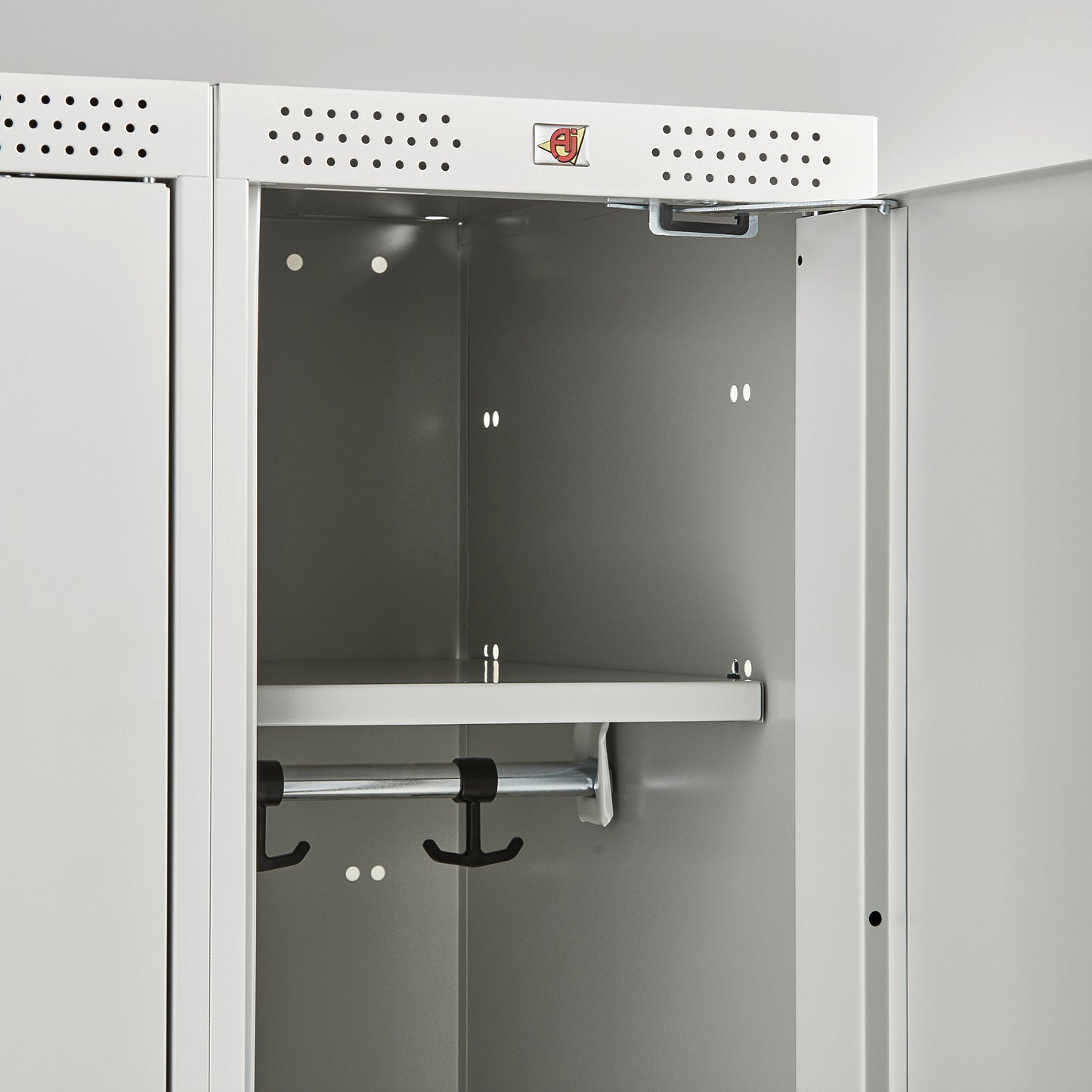 Garderobeskap CLASSIC, 3 seksjoner, flatt tak, H1740 B900 D550 mm, svart fra AJ Produkter