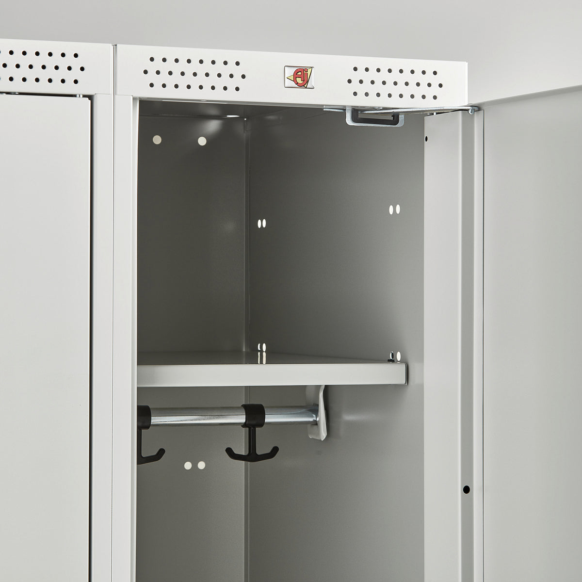 Garderobeskap CLASSIC, benkestativ, 2 seksjoner, skrått tak, H2290 B600 D550 mm, svart fra AJ Produkter