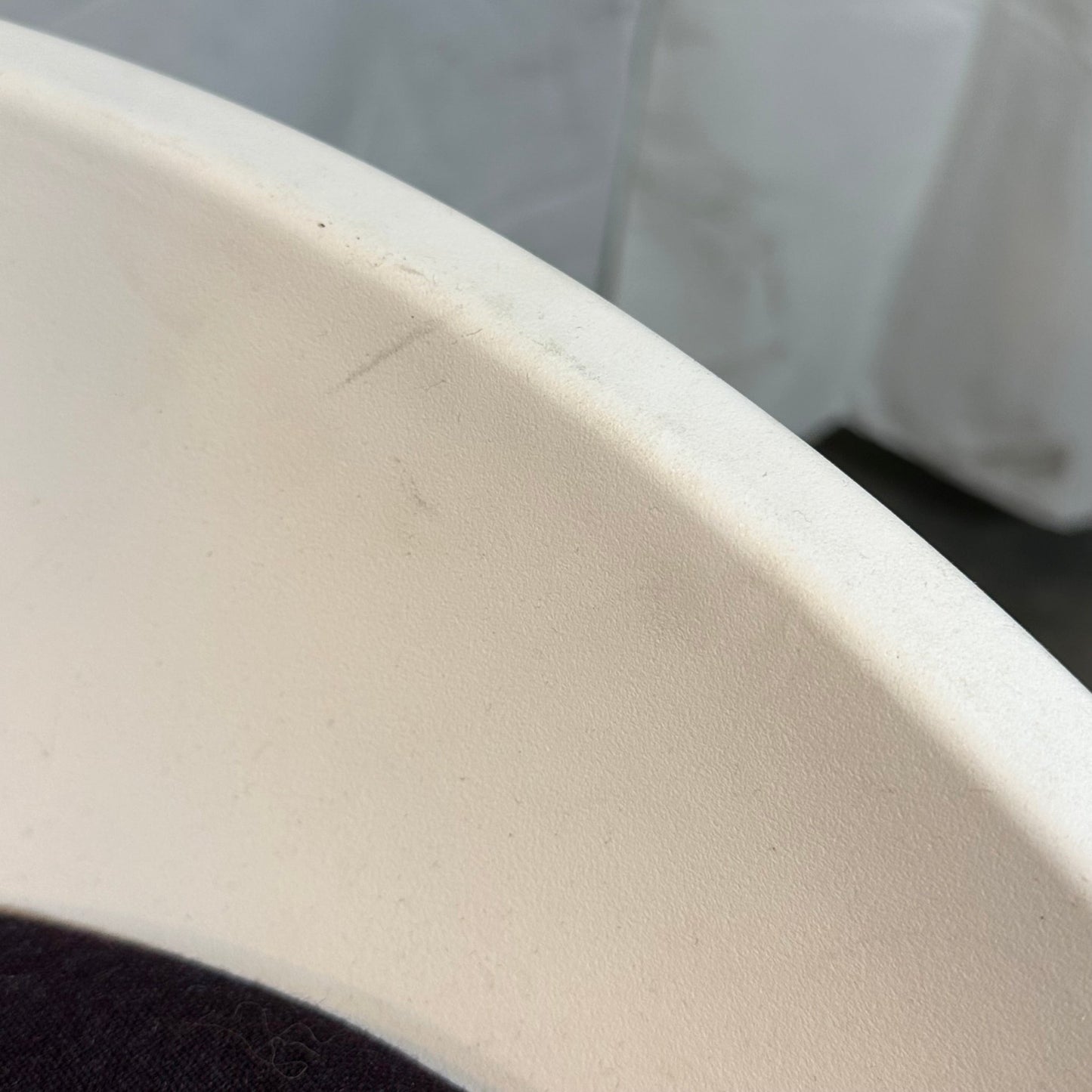 Popcorn barstol fra ForaForm, hvit, 82 cm sittehøyde