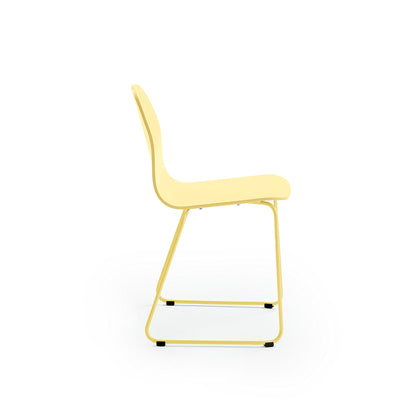 Stol GANDER møteromsstol fra AJ Produkter, lakkert, sennep, stabelbar