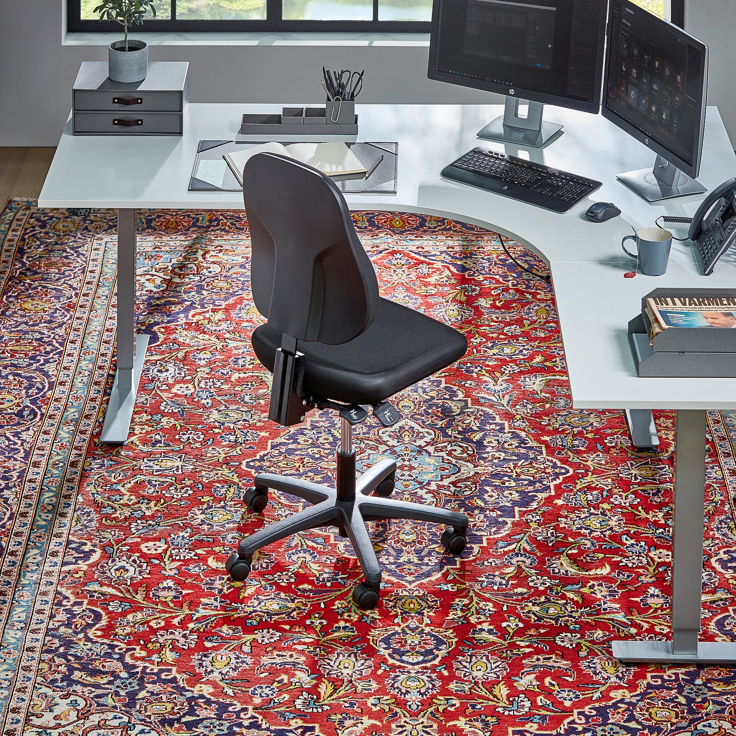 Kontorstol LEEDS med formstøpt sete og rygg, svart