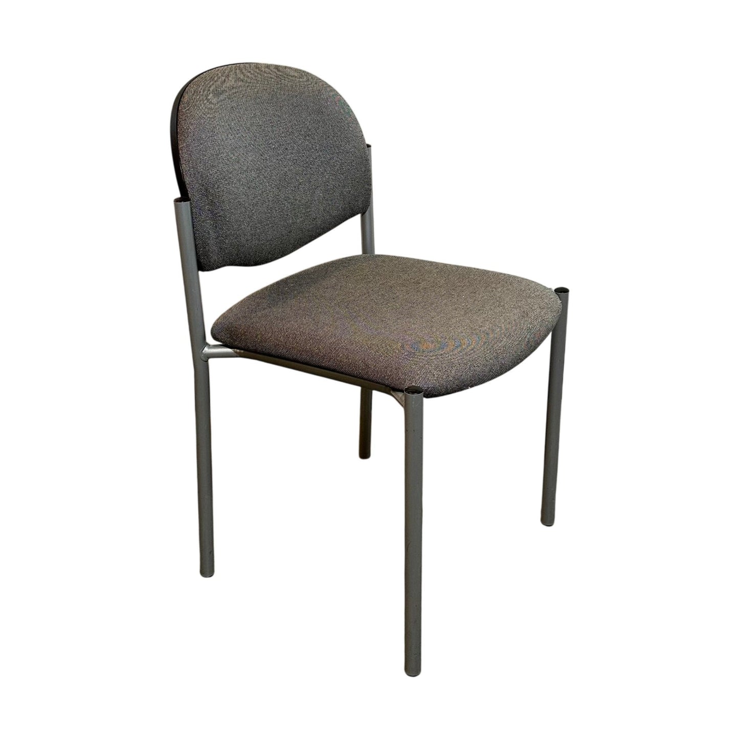 Møtestol i grå tekstil