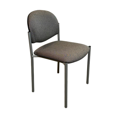 Møtestol i grå tekstil