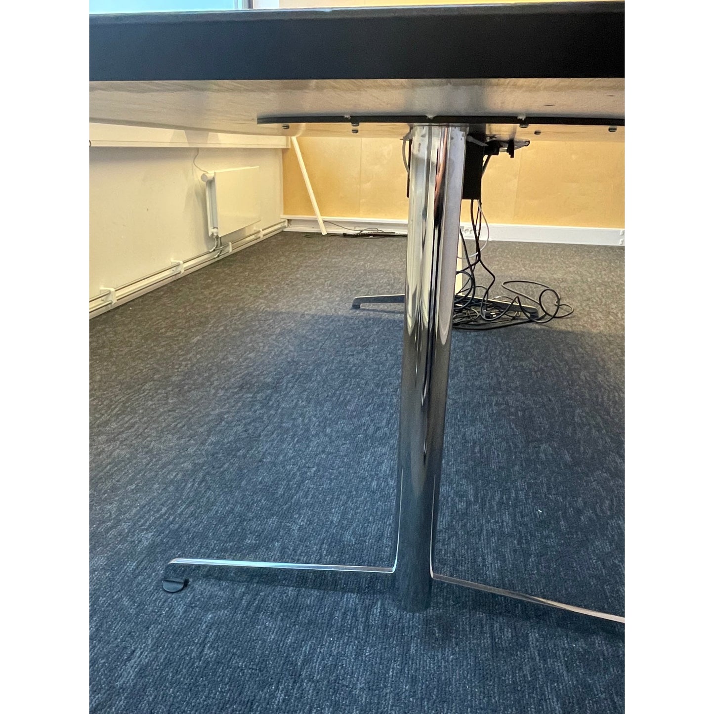 Hvitt møtebord med sort kant og krom ben, 250x110x74 cm