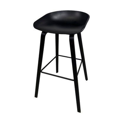 HAY About a stool barstol i svart, eikefiner
