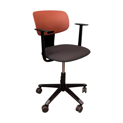 Tion 2140 møteromsstol fra HÅG, svart og rød