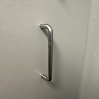 Låsbart tårnskap fra Edsbyn i lys grå - åpner venstre