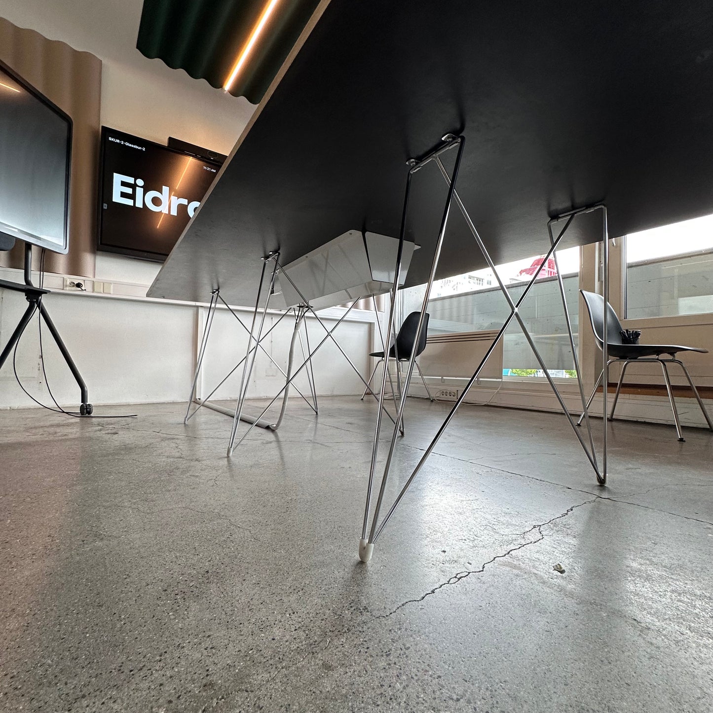 Møtebord med designben i krom, svart bordplate, 250x110 cm