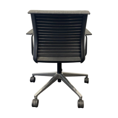 Think møteromsstol fra Steelcase, grå