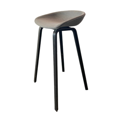 Hay about a stool, grå