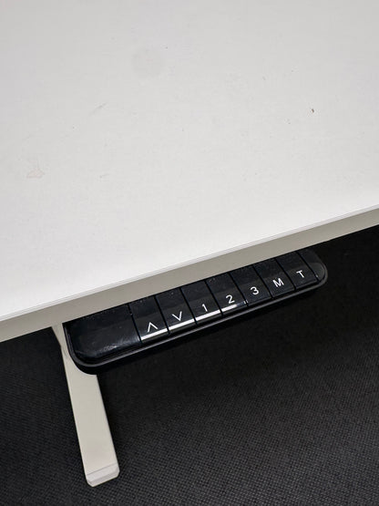 Elektrisk hev/senk skrivebord 150x75 cm, hvit laminat
