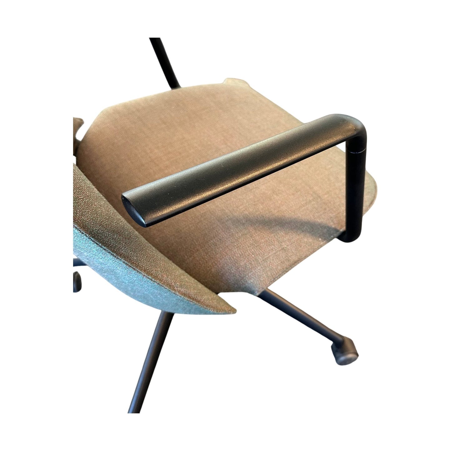 Fjell 5ER møteromsstol fra Fora Form, mørk grønn, med armlener