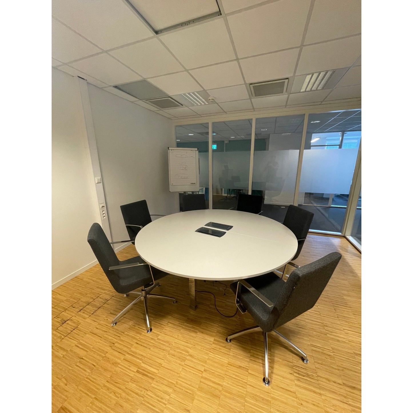 Rundt møtebord fra EFG, lys grå, 180x180 cm