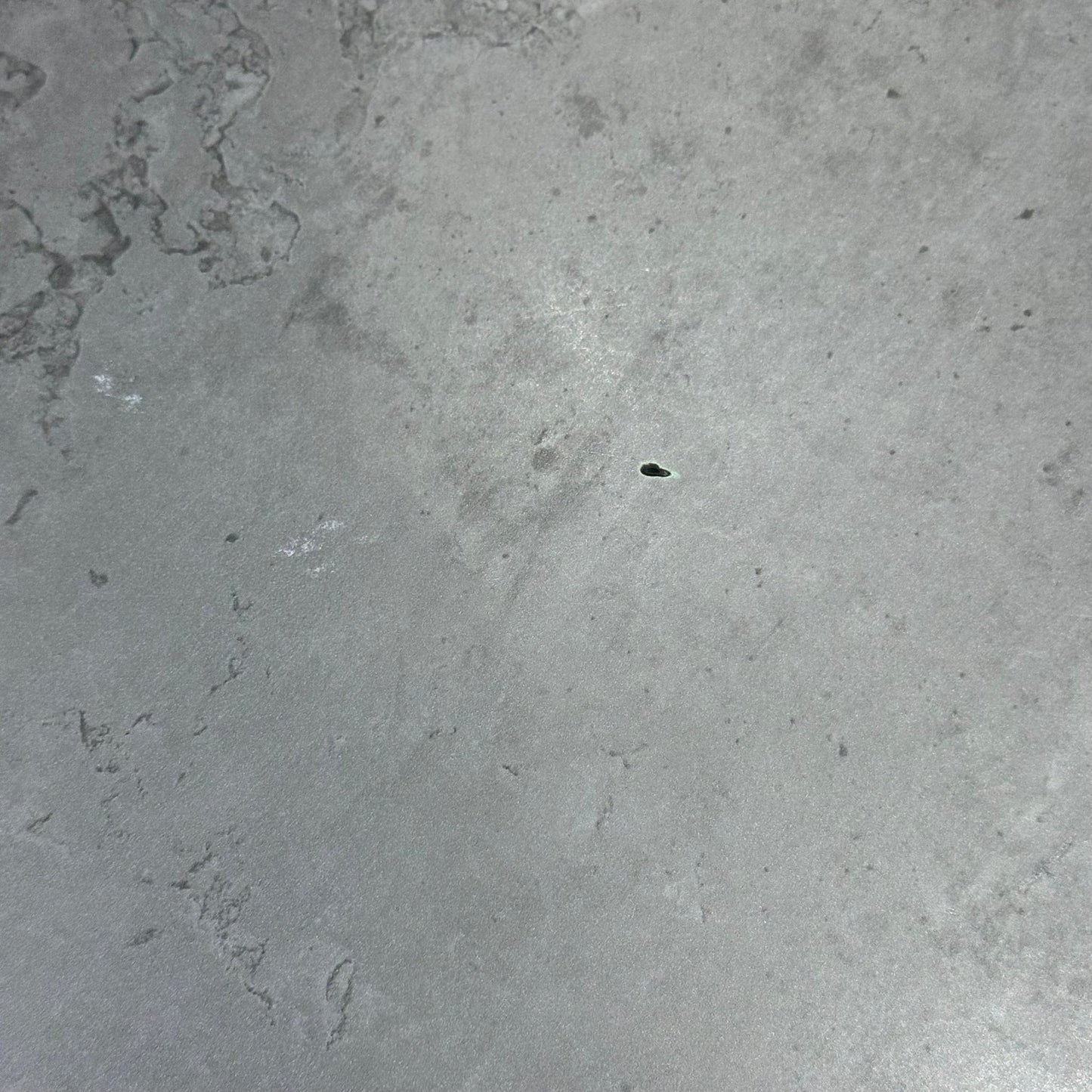 Sidebord fra JYSK, imitert betong, 60x60 cm