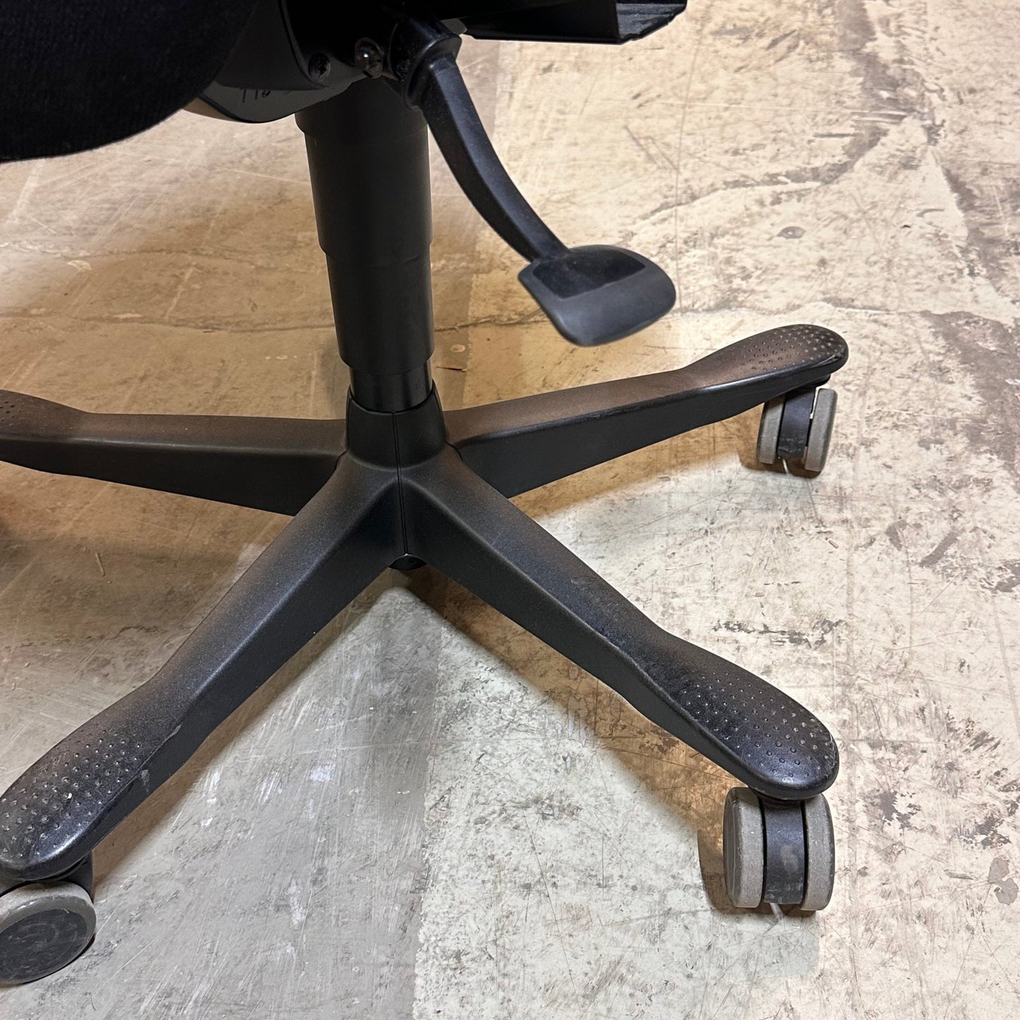 Kontorstol fra Kinnarps m/nakkestøtte, svart