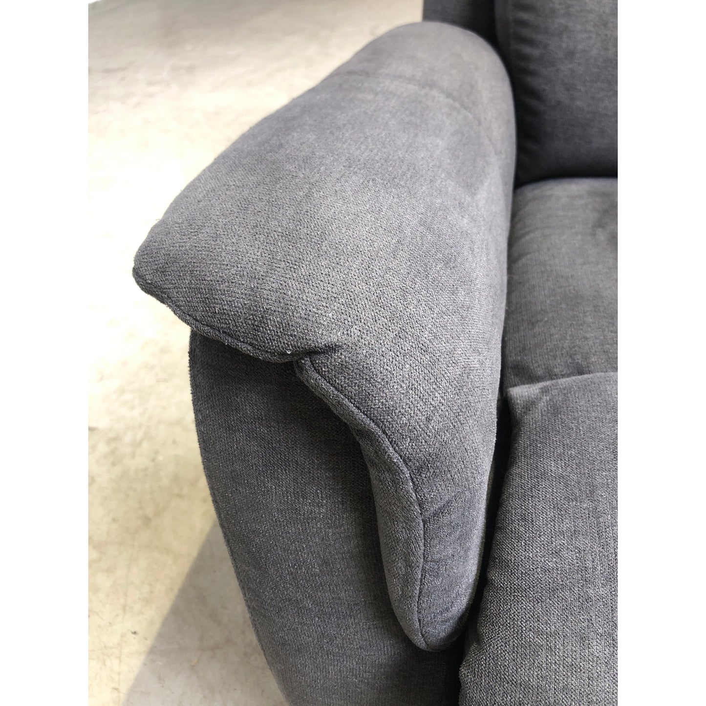 Tornio lenestol fra A-Møbler, grått tekstil, svingbar, recliner