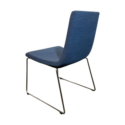 Clint møteromsstol fra ForaForm, blå tekstil