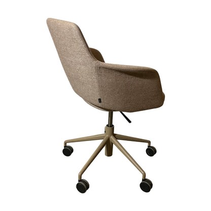 Pilot møteromsstol fra Materia, rosa ull, svingbar, med hjul