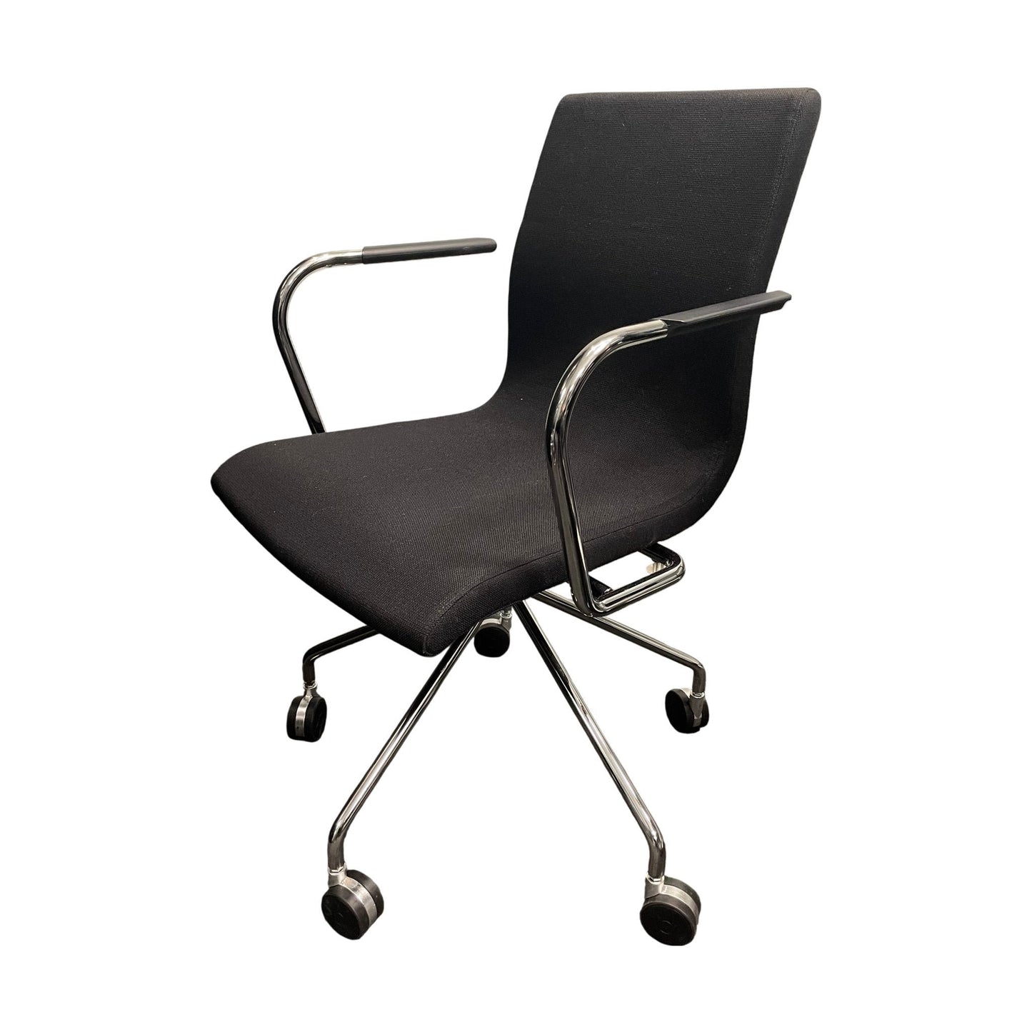 Flex møteromsstol fra Skandiform, svart stoff, med armlener