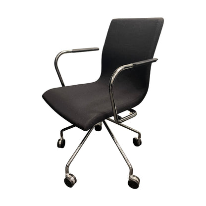 Flex møteromsstol fra Skandiform, svart stoff, med armlener