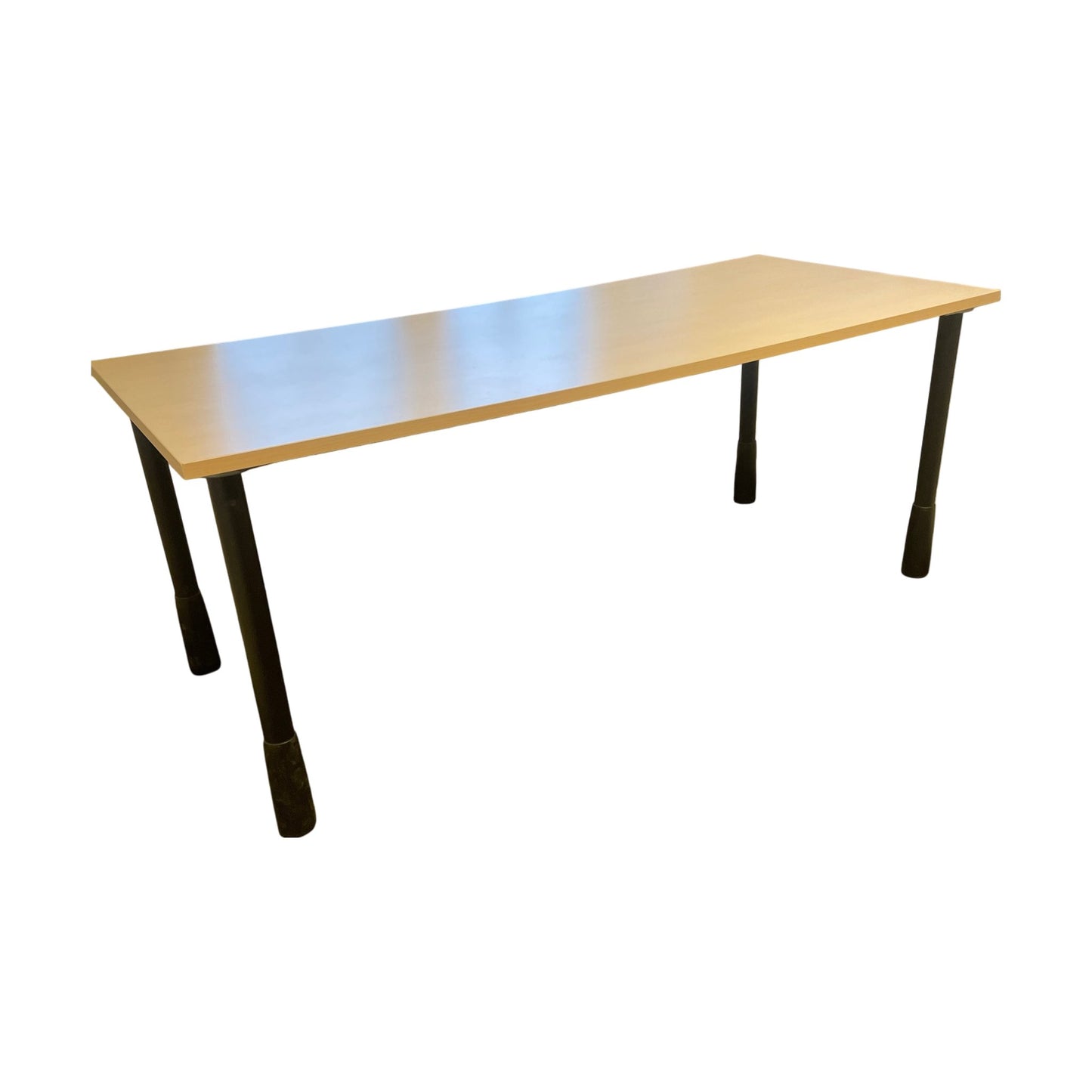 Trefarget skrivebord m/ sorte ben, 180cm