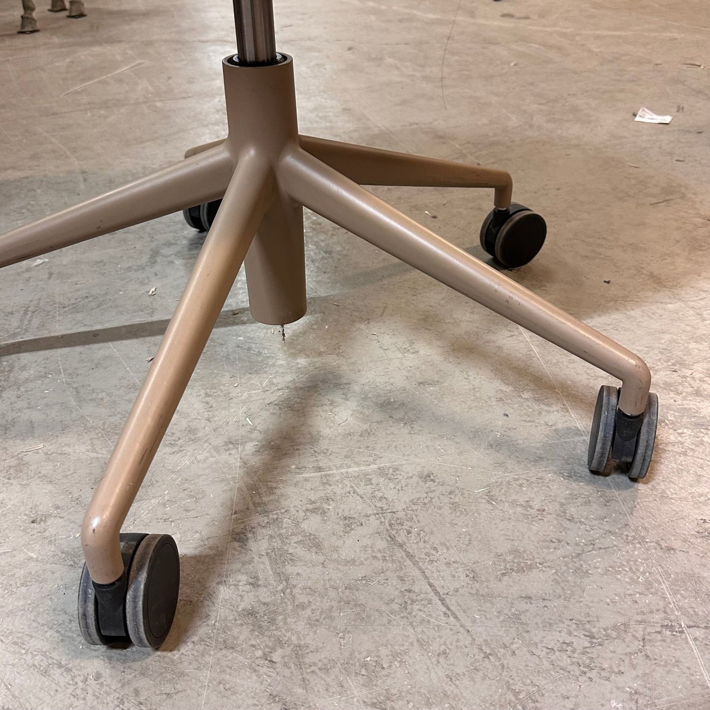 Pilot møteromsstol fra Materia, rosa, på hjul