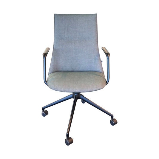 Fjell 5ER møteromsstol fra Fora Form, mørk grønn, med armlener