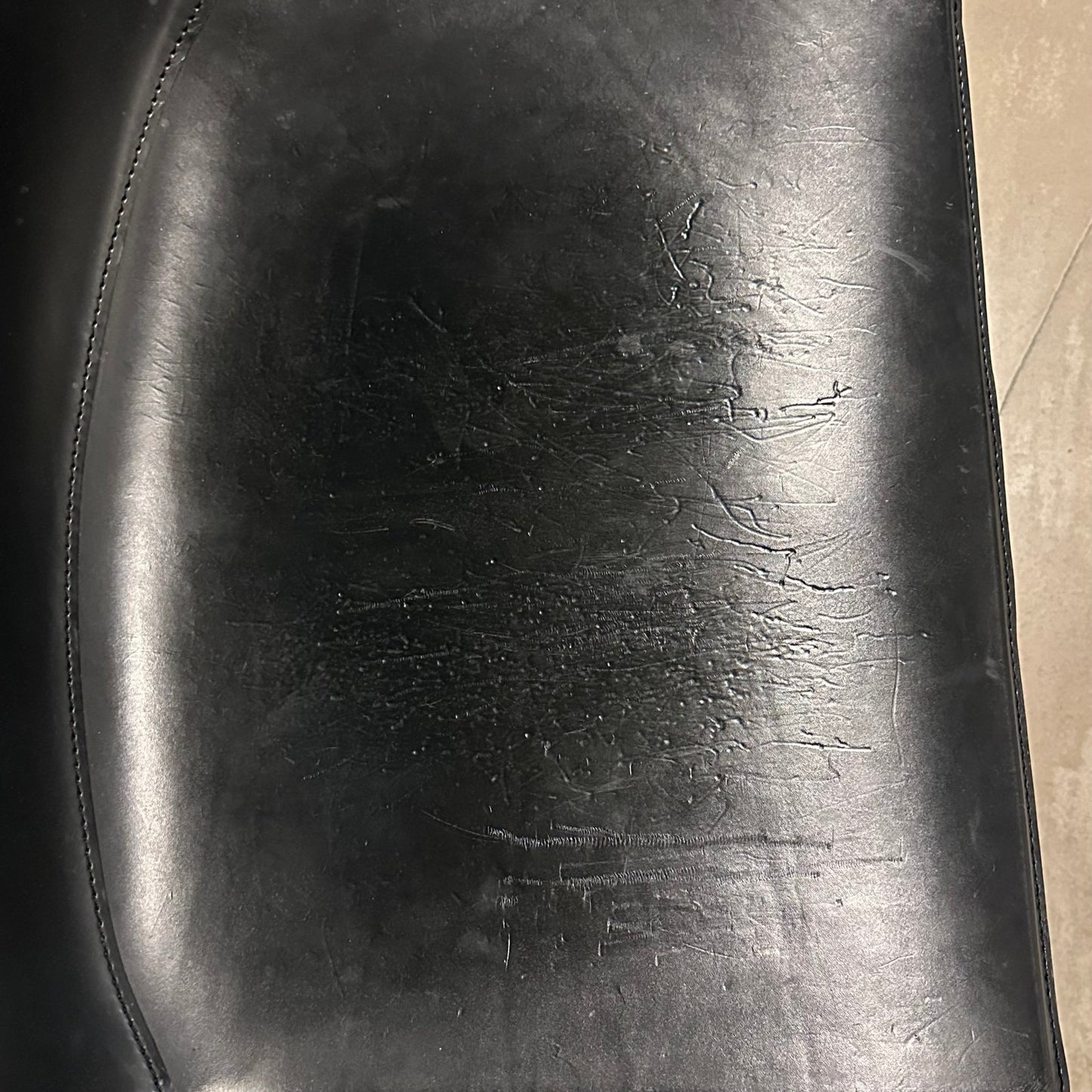 Catifa 53 spisestol i sort skinn