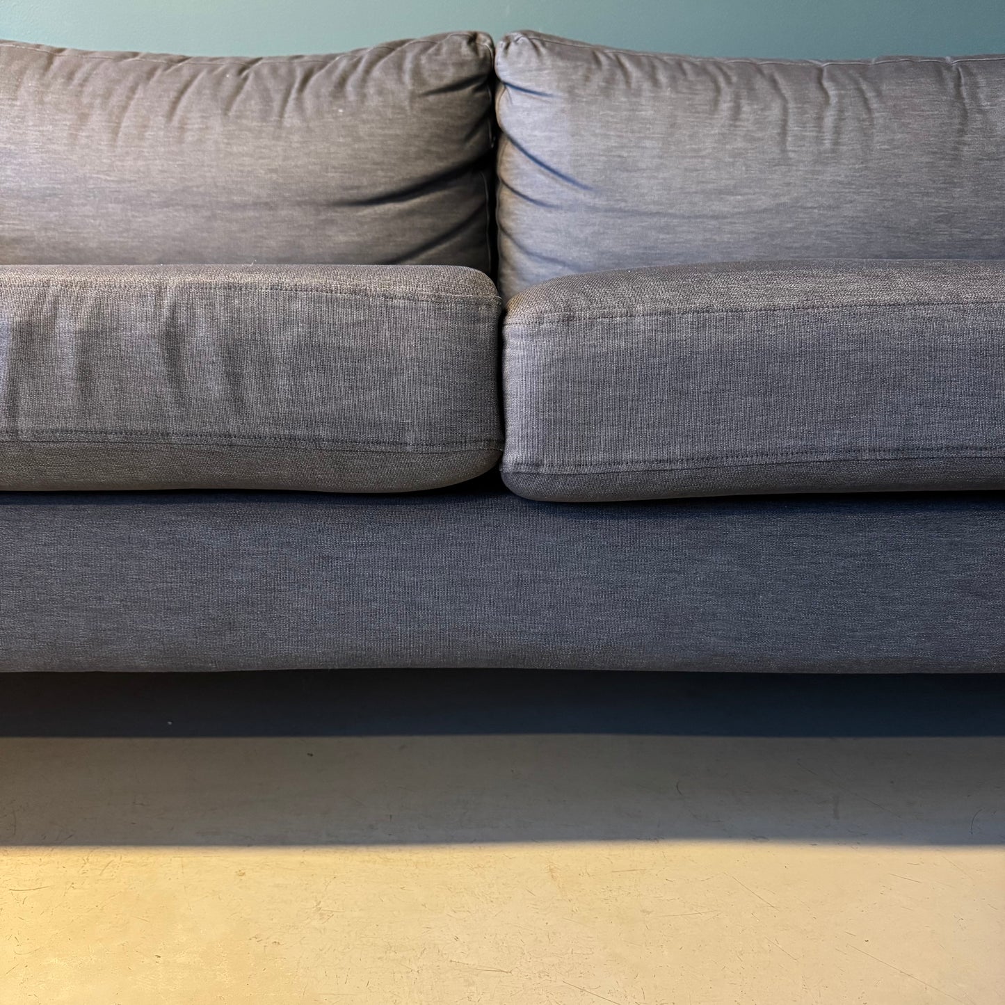 3-seter sofa i grått tekstil