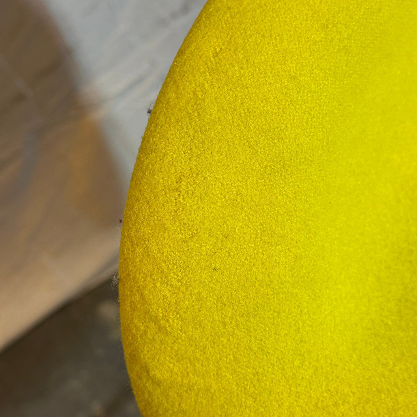 3D barstol fra GUBI, lysgrønn