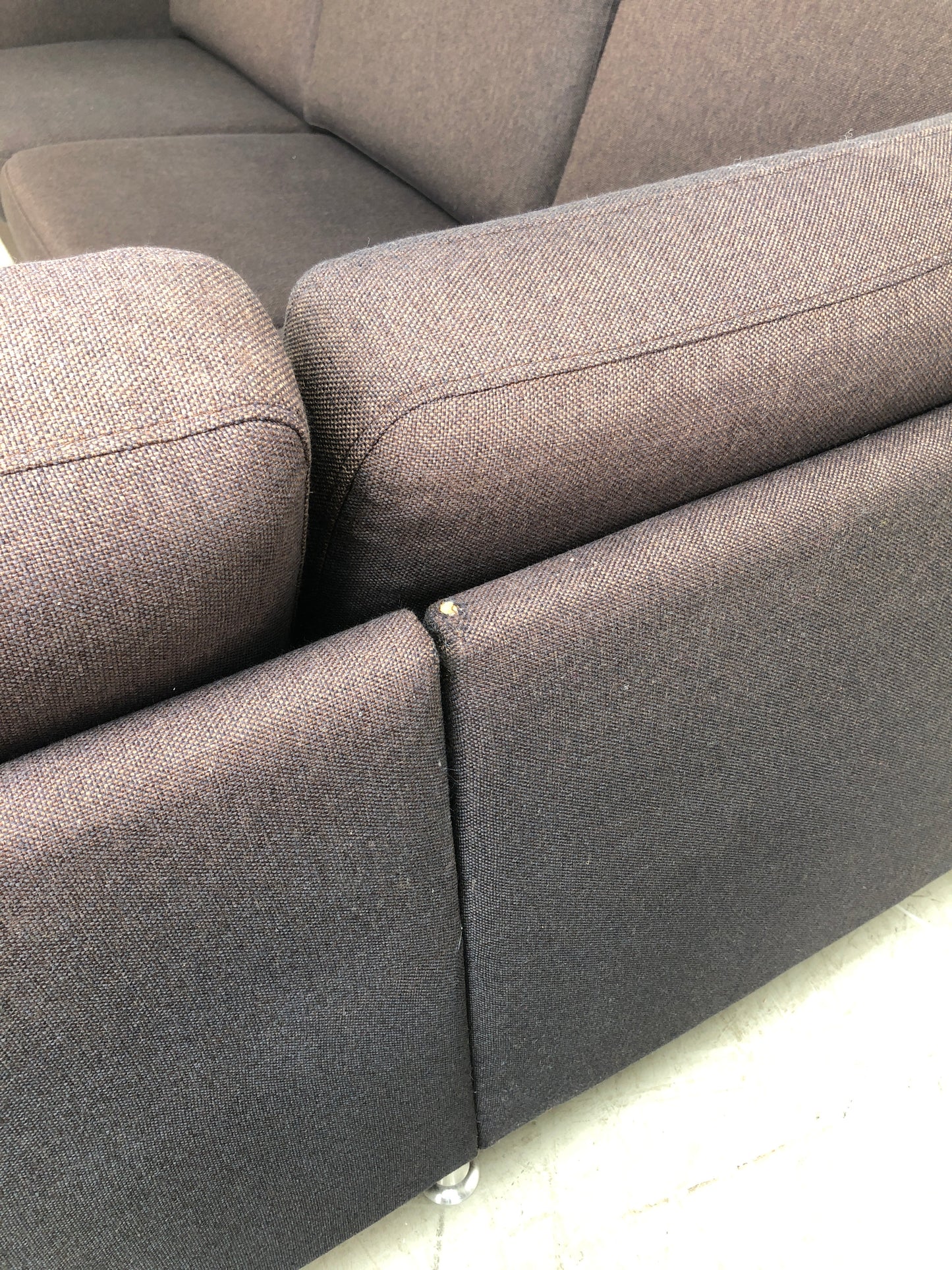 Brun hjørnesofa med åpen ende