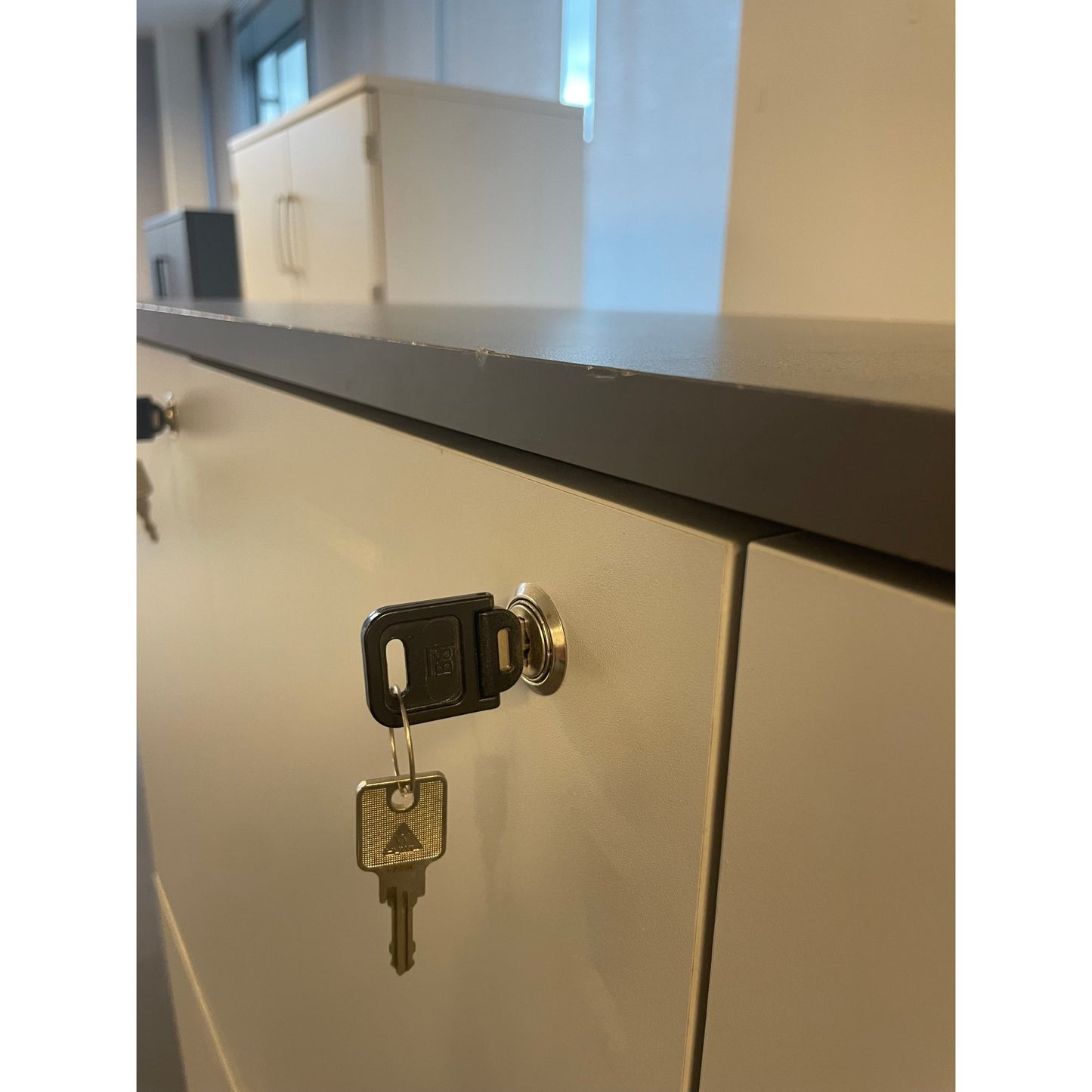 Småroms skap i grå, 111x42x172 cm