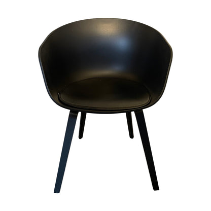 About a Chair møteromsstol fra HAY, svart