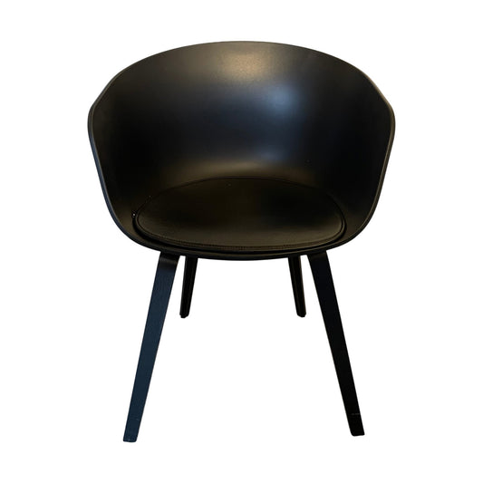About a Chair møteromsstol fra HAY, svart