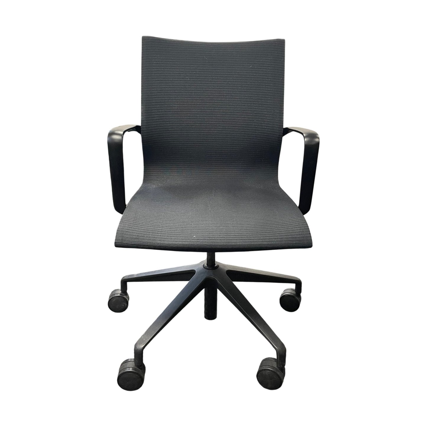 Møteromsstol fra ELJ, svart med hevsenk