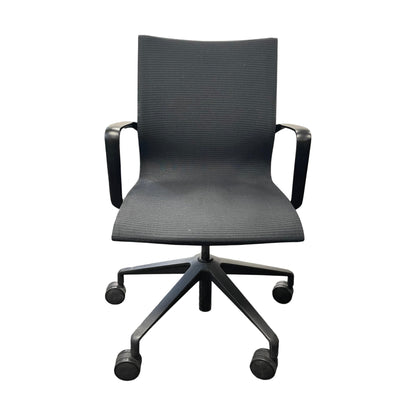 Møteromsstol fra ELJ, svart med hevsenk