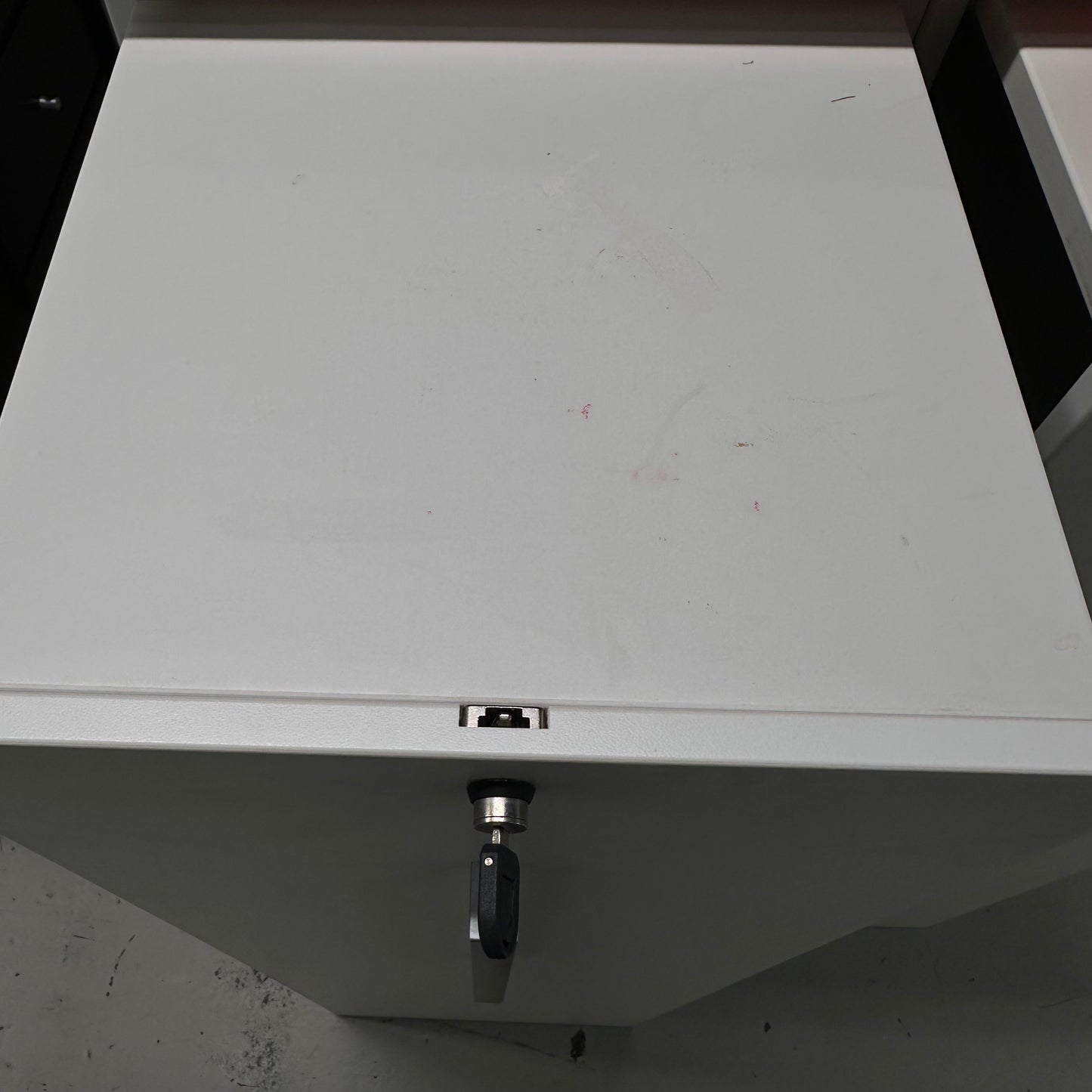 Skap fra Kinnarps, med lås mot høyre, hvit