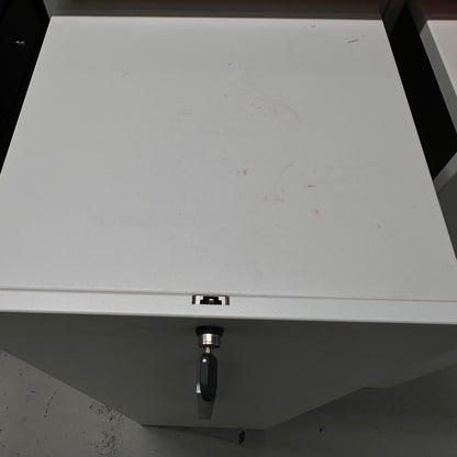 Skap fra Kinnarps, med lås mot høyre, hvit