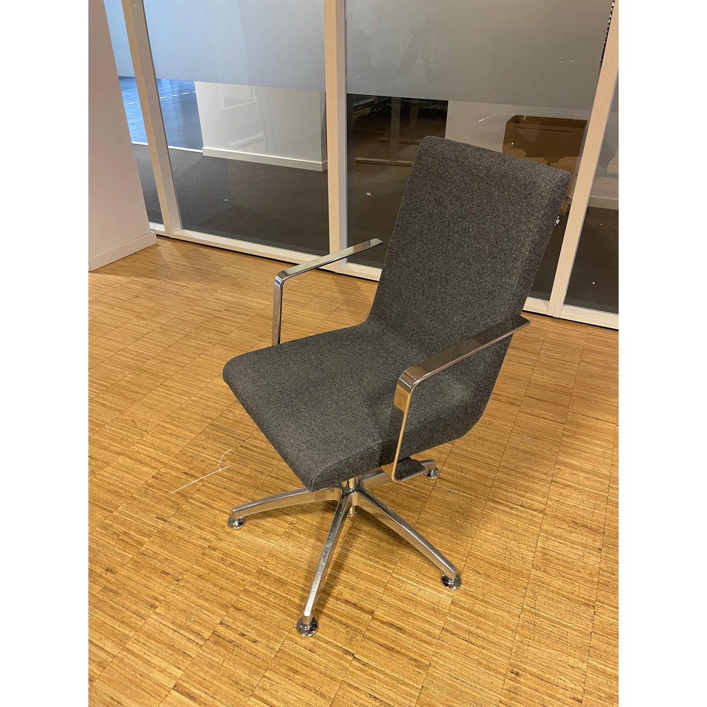 EFG Woods konferansestol, grå stoff med krom ben