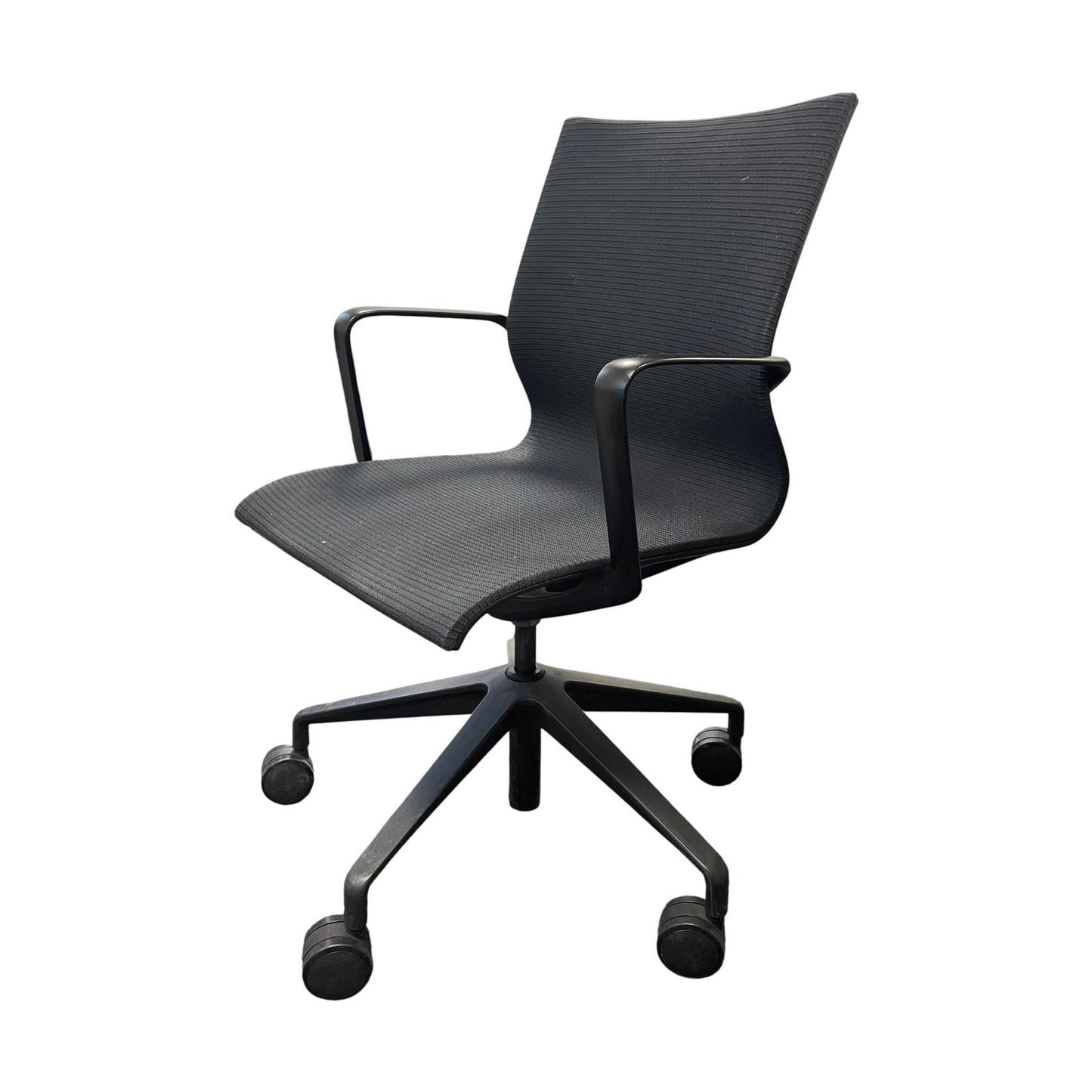 Møteromsstol fra ELJ, svart med hevsenk