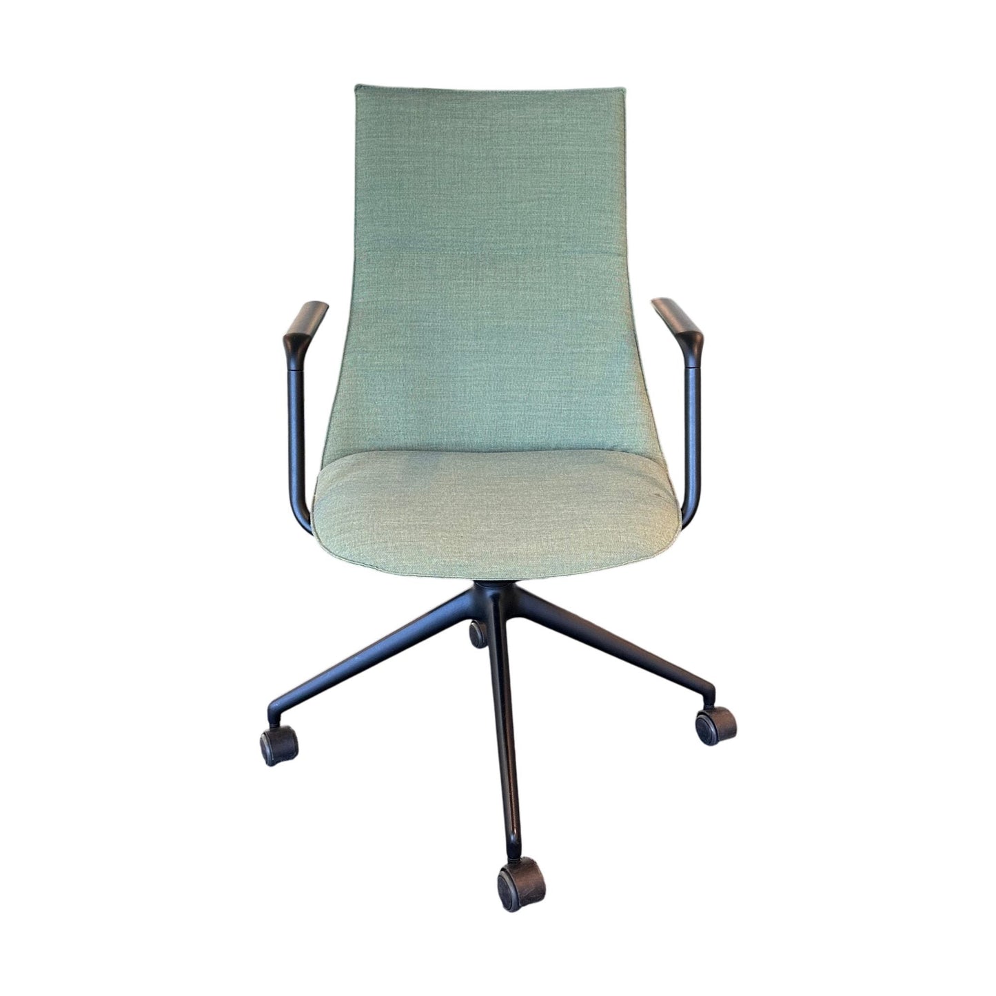 Fjell 5ER møteromsstol fra Fora Form, lys grønn, med armlener