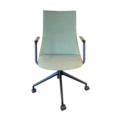 Fjell 5ER møteromsstol fra Fora Form, lys grønn, med armlener